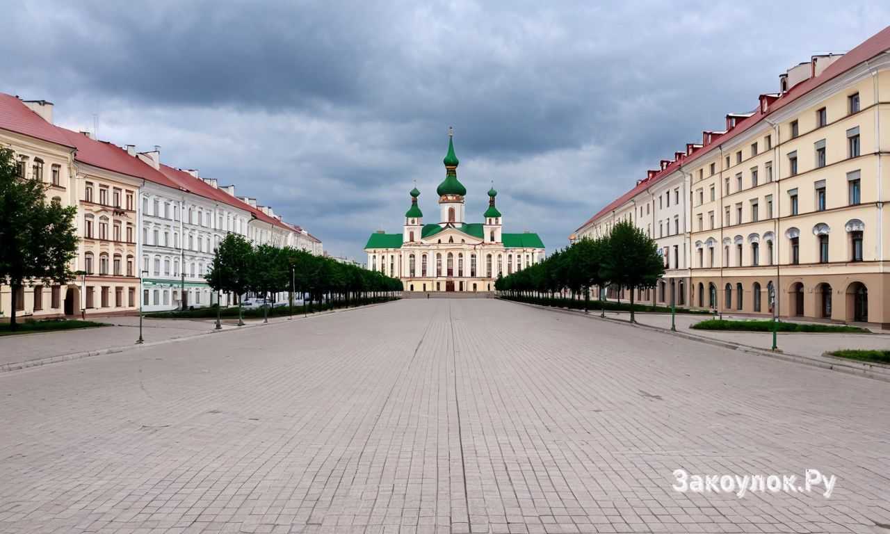 Где находятся главные мемориалы и скульптуры на территории комплекса