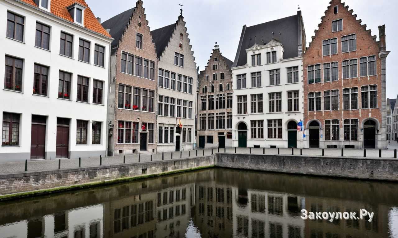 Выбор пешеходного маршрута по гильдейским домам и каналам исторического центра