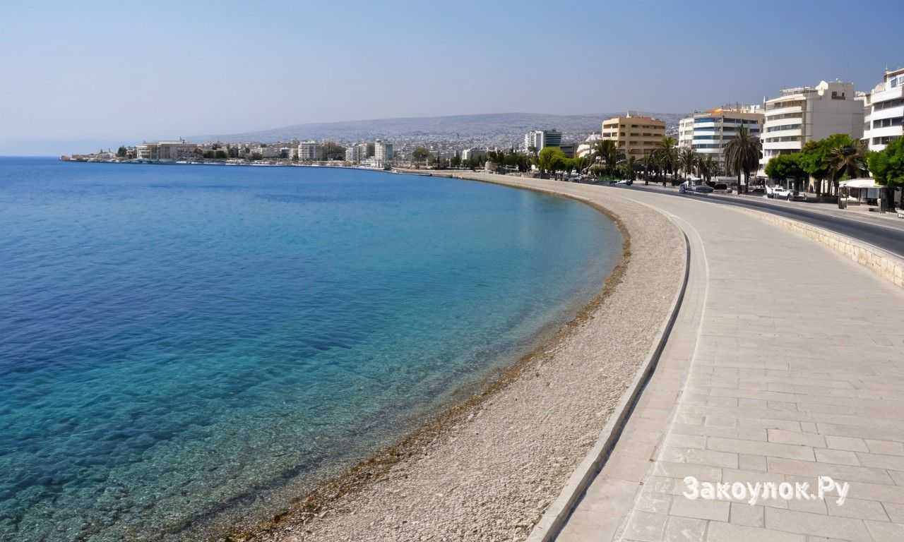 Кафе и точки с напитками вдоль набережной у воды