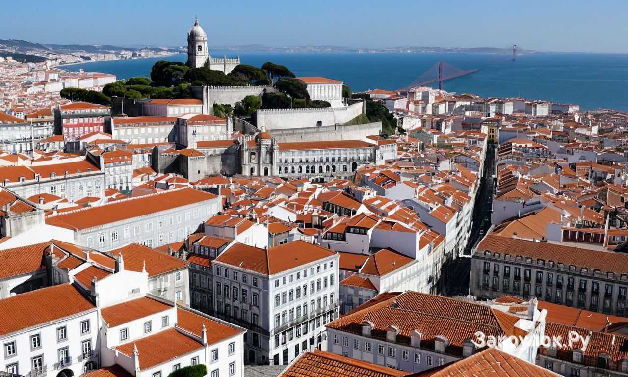 Как подняться на смотровую площадку Miradouro da Senhora do Monte и в какое время приходить за панорамой на замок Святого Георгия
