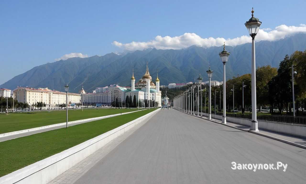 Выберите прогулку через undefinedсочинский национальный парк</strong>, если интересуют густые реликтовые леса, горные тропы и прохладные ущелья. Участок у реки Агура особенно популярен: здесь оборудована пешеходная тропа длиной около 3 км, проходящая мимо известного каскада <strong>агурские водопады</strong>. Первые ступени потока достигают примерно 18–21 метра, а смотровые площадки расположены на безопасном расстоянии, позволяя рассмотреть известняковые стены и бирюзовые чаши у подножия.