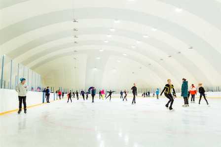 Катание на коньках по ледяным поверхностям Ленинградской области