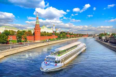 Московская набережная: прогулка вдоль реки с неповторимыми видами