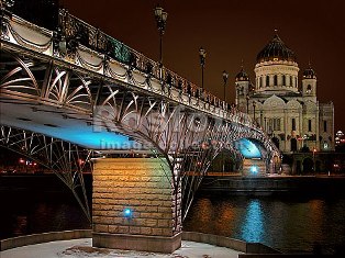 Ночной мост с подсветкой в Москве Фото